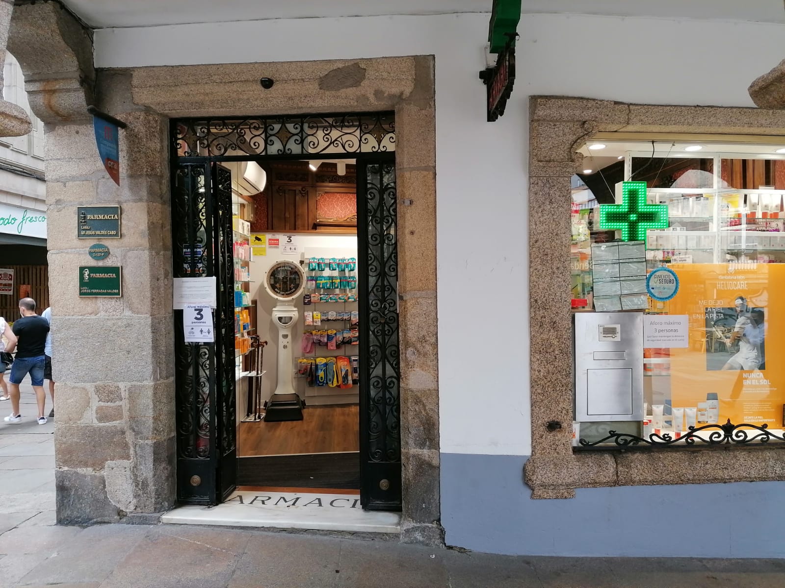 La farmacia de Valdés Cabo recibe el sello Comercio Seguro. Compostela Monumental